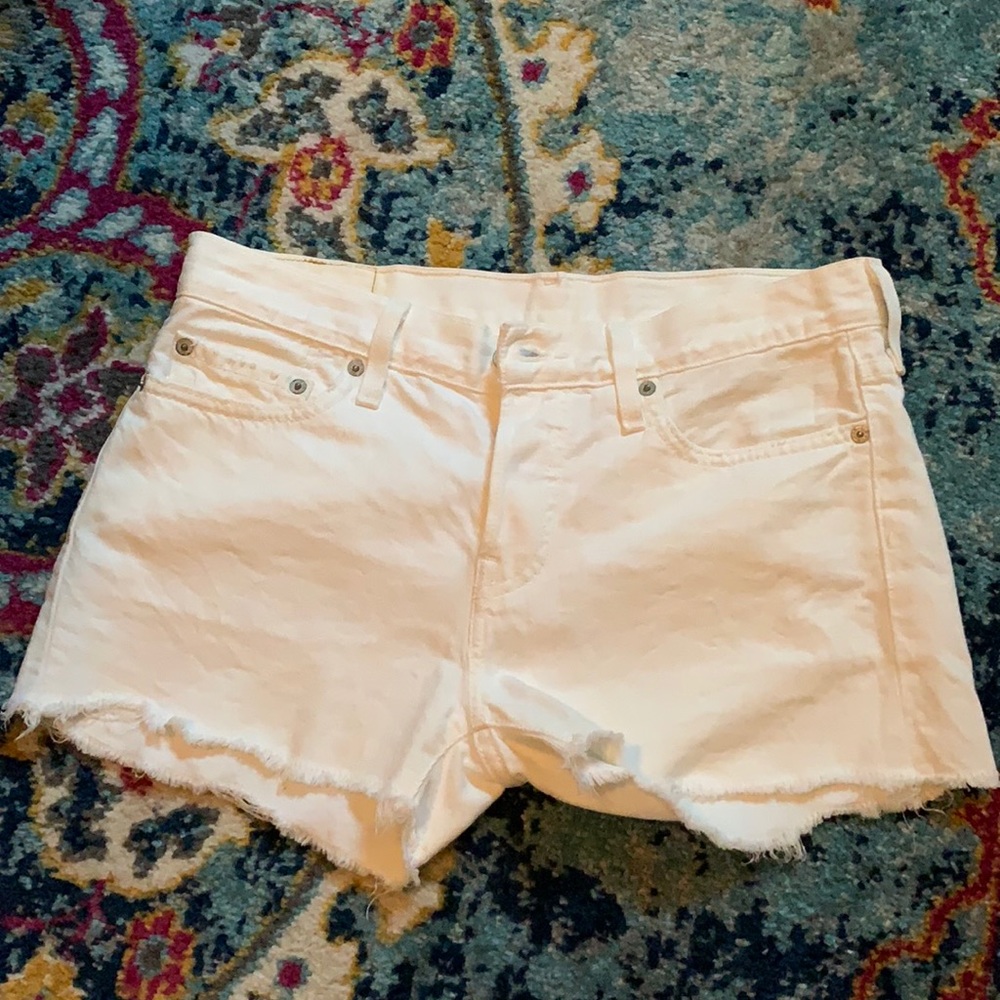 White jean Levi shorts